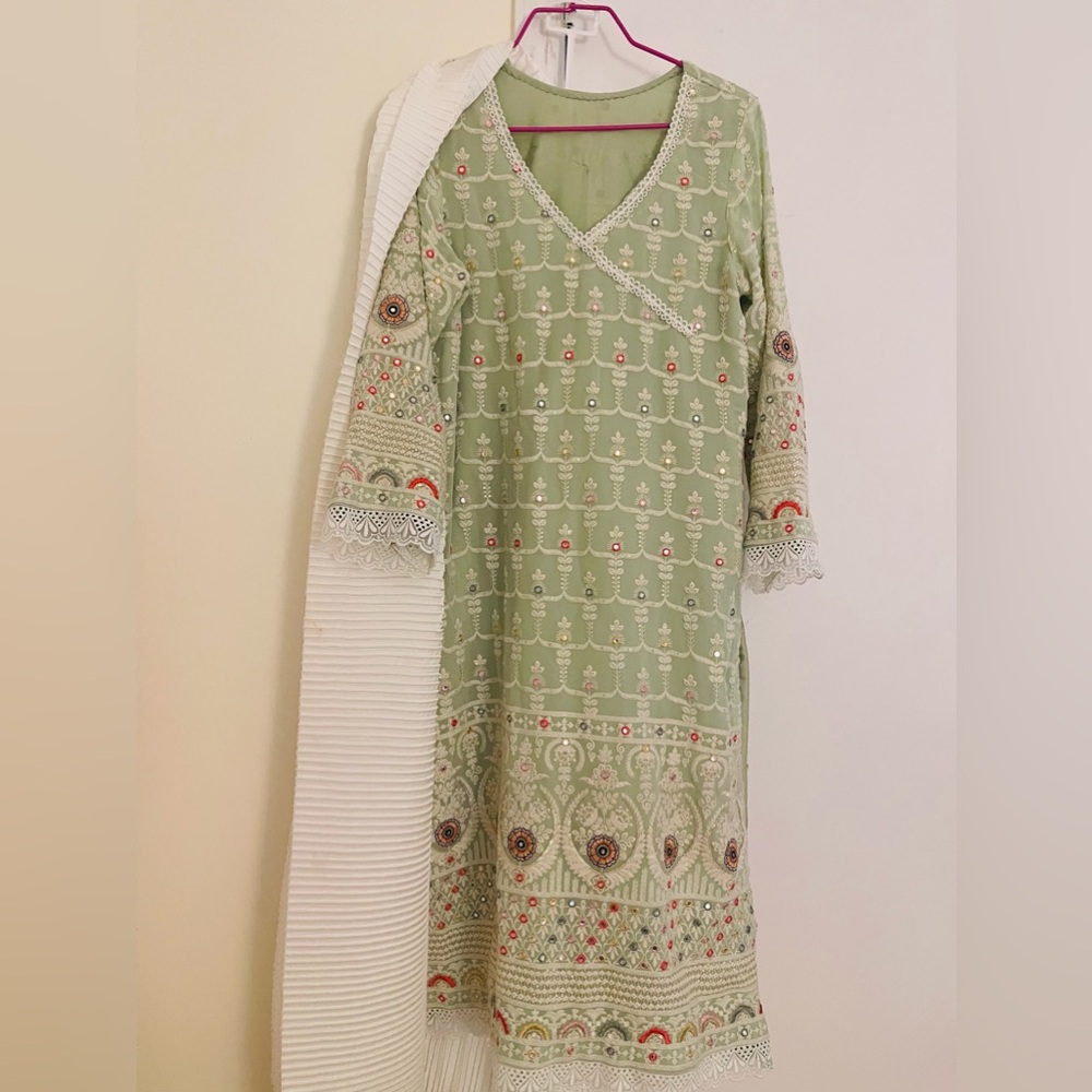 Desi/Indian Pakistani outfit mirror work